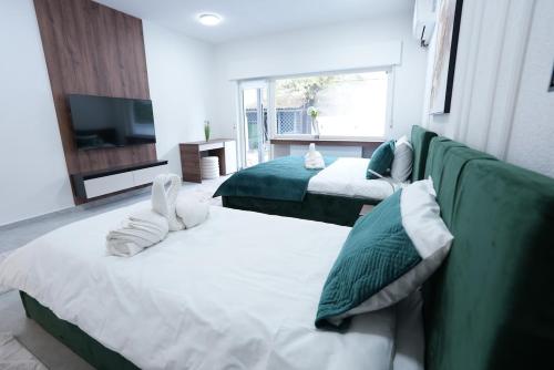 um quarto amplo com 2 camas e uma televisão em Wohnung IC - Familienfreundliches Apartment em Neuwied