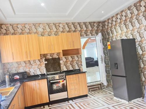 KontrajesoAnKeS Lodge的厨房配有木制橱柜和冰箱。