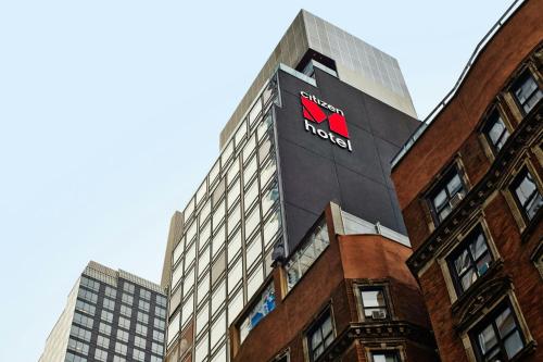 un edificio con un signo de nordisk en su costado en citizenM New York Times Square, en Nueva York