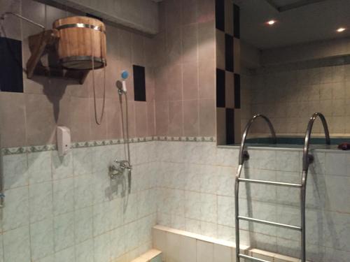ポルタヴァにあるSauna complex Parkaのバスルーム(シャワー、バスタブ付)