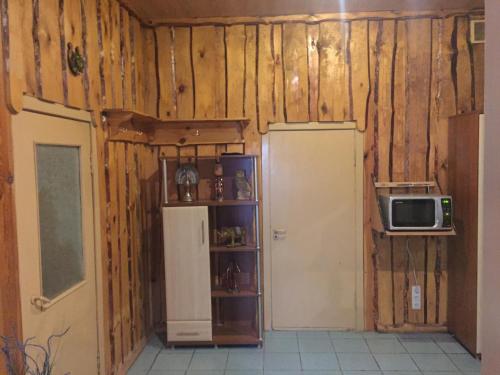 ポルタヴァにあるSauna complex Parkaの古いキッチン(冷蔵庫、電子レンジ付)