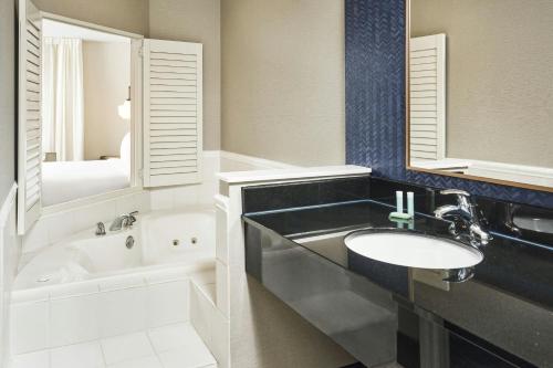 Ένα μπάνιο στο Fairfield Inn & Suites by Marriott Gillette