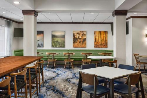 Khu vực ghế ngồi tại Fairfield Inn & Suites by Marriott Gillette