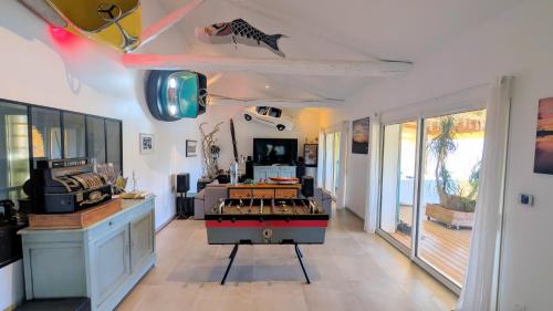 Kuchyň nebo kuchyňský kout v ubytování Gîte au bord du Tarn avec ponton et spa