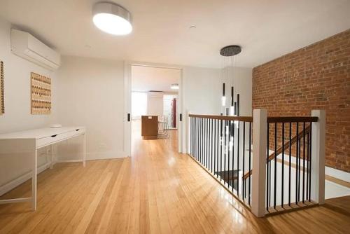 En eller flere senge i et værelse på Modern Townhouse in Historic Harlem