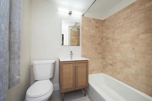 Et badeværelse på Modern Townhouse in Historic Harlem