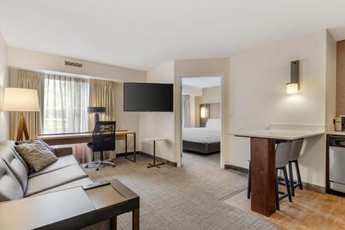 Ένα ή περισσότερα κρεβάτια σε δωμάτιο στο Sonesta ES Suites Fairfax Fair Lakes