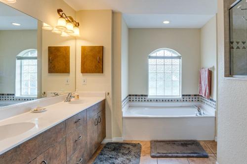 Vannituba majutusasutuses Beach Days and Fairways Rotonda West Snowbird Home