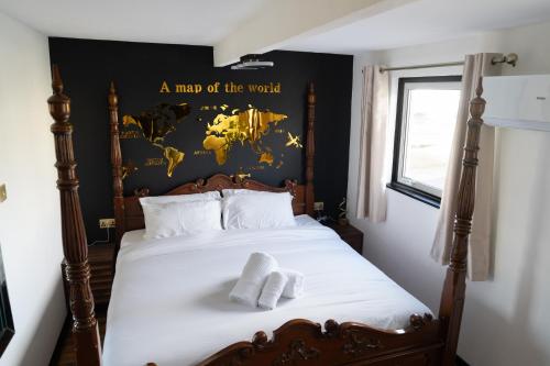 Voodi või voodid majutusasutuse Romantic Seaside Chalet Retreat Solent Breezes toas