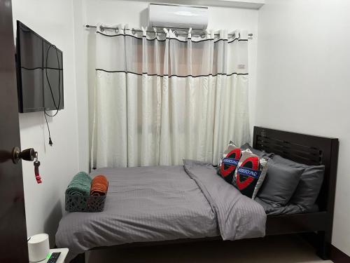 uma cama em um quarto com janela em Soglad Transient House em San Juan