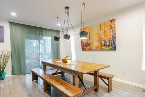 une salle à manger avec une table en bois et un tableau dans l'établissement Modern chalet for 8 people with Fireplace, Hot Tub and nearby Skiing, à Tobyhanna