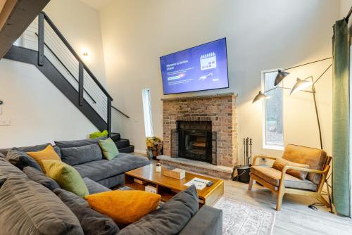 un salon avec un canapé et une cheminée dans l'établissement Modern chalet for 8 people with Fireplace, Hot Tub and nearby Skiing, à Tobyhanna