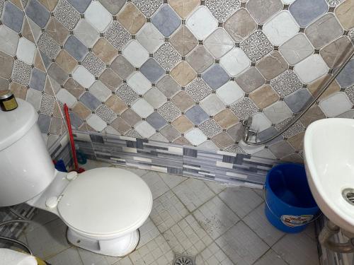 ein Badezimmer mit Toilette und Waschbecken in der Unterkunft Soglad Transient House in San Juan