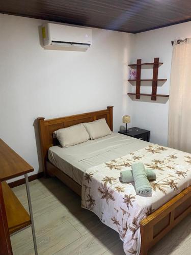 une chambre avec un lit dans une pièce dans l'établissement Cabina Entre Playas, à Huacas