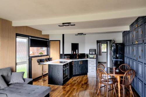 Köök või kööginurk majutusasutuses Romantic Seaside Chalet Retreat Solent Breezes