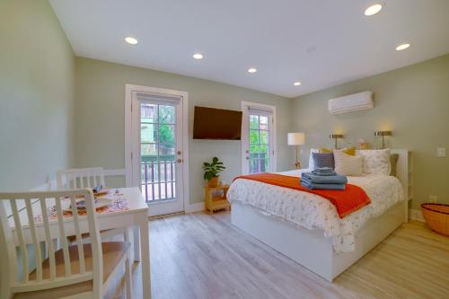 une chambre avec un lit, une table et un bureau dans l'établissement Walk to Festival of Lights Cozy Couples Retreat, à Rubidoux