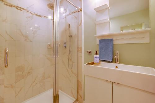 une salle de bain avec douche et lavabo dans l'établissement Walk to Festival of Lights Cozy Couples Retreat, à Rubidoux