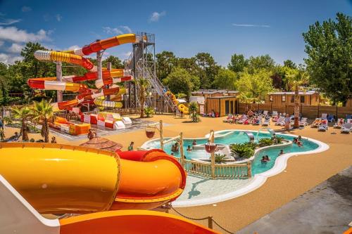 einen Wasserpark mit Wasserrutsche und Achterbahn in der Unterkunft Camping Saint-Hilaire-de-Riez in Saint-Hilaire-de-Riez