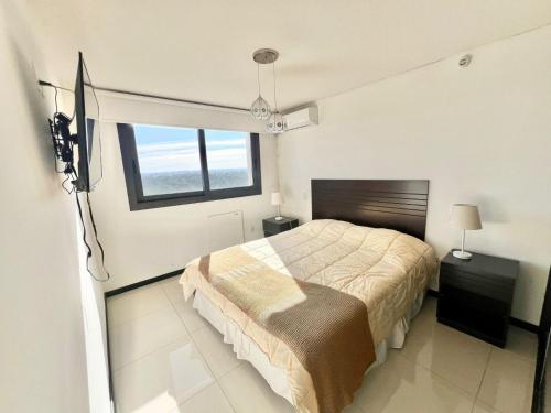 Un dormitorio con una cama y una ventana en Stradivarius, en Punta del Este