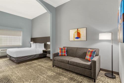 Ένα ή περισσότερα κρεβάτια σε δωμάτιο στο Best Western Plus New Caney Inn & Suites