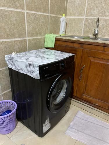 Φωτογραφία από το άλμπουμ του 1 chambre salon climatisé électricité inclus , Cotonou, missèbo en face Festival des Glaces στο Κοτονού