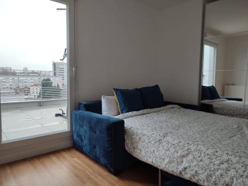 Postel nebo postele na pokoji v ubytování Chambre dans penthouse avec terrasse Parc Expo, Orléans, Orly & CDG