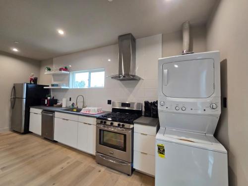 Kuchyň nebo kuchyňský kout v ubytování Modern 4 & 5 BR Townhomes Minutes from Downtown LA