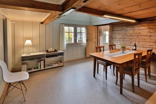 une salle à manger avec une table et des chaises en bois dans l'établissement Haus Zum Reh, à Krummenau