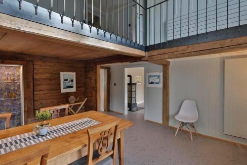 une salle à manger avec une table et une chaise dans l'établissement Haus Zum Reh, à Krummenau