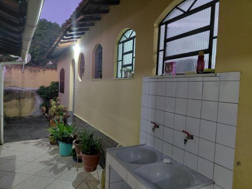 Un baño con lavabo en un edificio. en Casa Aconchegante em Miguel Pereira, en Miguel Pereira