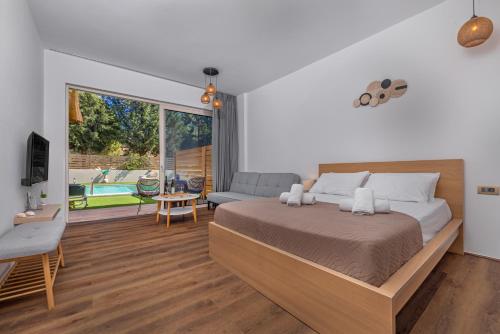 ein Schlafzimmer mit Bett und ein Wohnzimmer in der Unterkunft M&B Luxury Suites Charaki in Charaki