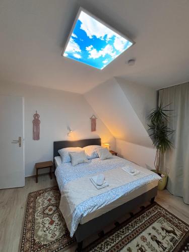 Una cama o camas en una habitación de Familienfreundliche Ferienwohnung an der Antoniuslinde im Kurort