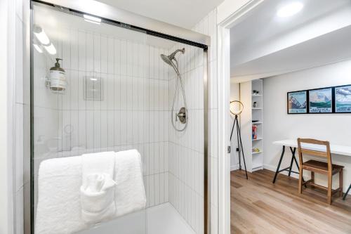 Ένα μπάνιο στο Bright 1BR Near UW & Local Parks
