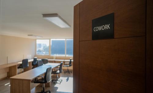 Οι επιχειρηματικές εγκαταστάσεις ή/και οι αίθουσες συνεδριάσεων στο DEPARTAMENTO PREMIUM en Chillán Centro, full equipado, cómodo, con estacionamiento, factura para empresas, wifi de alta velocidad