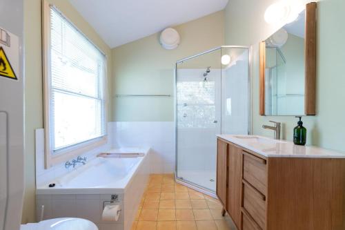 温特沃斯瀑布Graylyn House Wentworth Falls Blue Mountains的带浴缸、水槽和淋浴的浴室