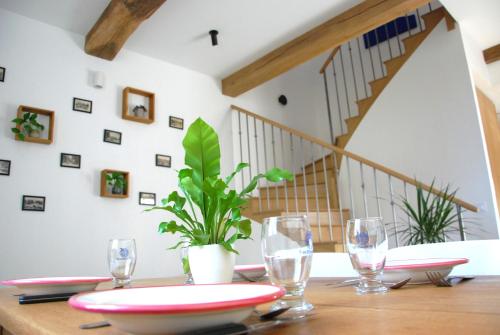 een tafel met glazen en een bord erop bij Jolie maison ancienne in Fleurey-sur-Ouche