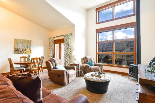 Et opholdsområde på Fifth Main Condo - Downtown, Mountain Views