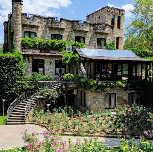 Κήπος έξω από το Kështjella M&D , Ndoq Tiranë