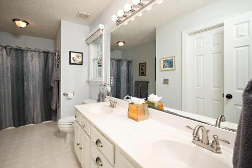 Un baño de Majestic Home in Summer Oaks