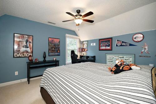 Una cama o camas en una habitación de Majestic Home in Summer Oaks