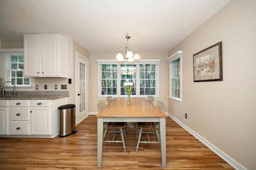 Majestic Home in Summer Oaks في أبيكس: مطبخ مع طاولة وكراسي في الغرفة