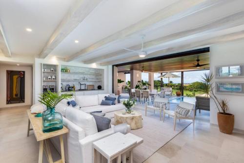 un salon avec un canapé blanc et une table dans l'établissement 3 bd Condo with Ocean View Private Pool Cook, à Tapachula