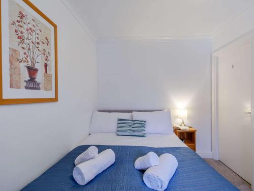 une chambre avec un lit avec deux oreillers blancs dans l'établissement 2 Bed in Keswick 86393, à Rosthwaite