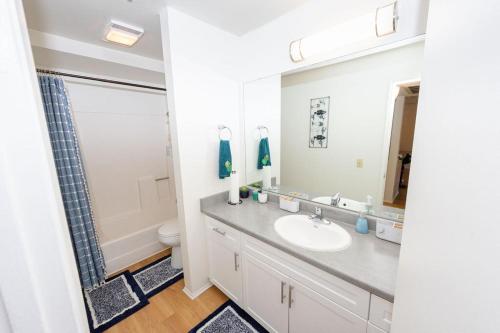 Phòng tắm tại 2-Bd LUXE Retreat Near Beach & Pool