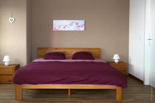 um quarto com uma cama grande e lençóis roxos em Studio In Renoviertes Bauernhaus 3 Pers em Chardonne