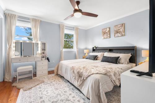 une chambre blanche avec un lit et une fenêtre dans l'établissement Modern 4BR Getaway 3 Min to OldTown Walk to Metro, à Alexandria