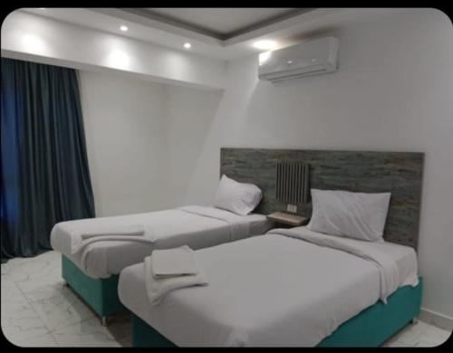 deux lits dans une chambre d'hôtel avec dans l'établissement الغردقه قريه فنادير باى, à Hurghada