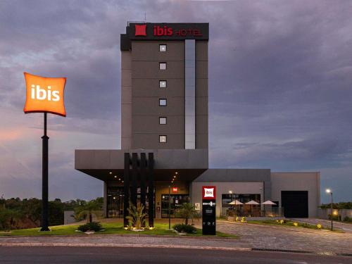 a ups building with a sign on top of it at ibis Barra do Garças in Barra do Garças