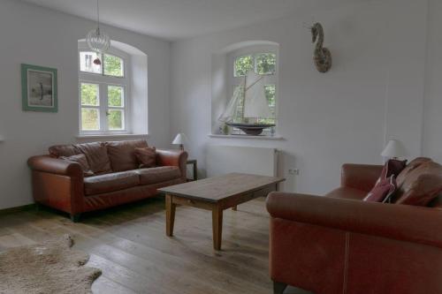 een woonkamer met twee banken en een salontafel bij Inselhaus 313 in Baltrum