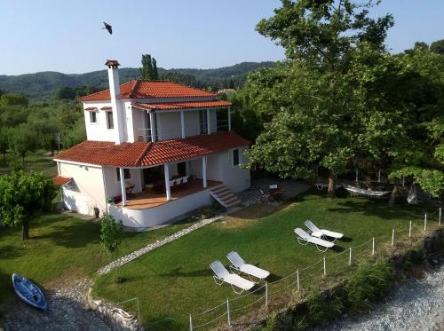 eine Luftaufnahme eines Hauses mit Gartenstühlen in der Unterkunft Ferienhaus für 6 Personen ca 80 m in Edipsos, Griechisches Festland Mittelgriechenland in Edipsos